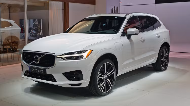 Mạnh nhất là hệ dẫn động plug-in hybrid có tên T8. Hệ dẫn động này bao gồm máy xăng tăng áp kép với công suất tối đa 400 mã lực và mô-men xoắn cực đại 640 Nm. Theo kế hoạch, Volvo XC60 2018 sẽ được bày bán trên thị trường Mỹ vào mùa thu năm nay.