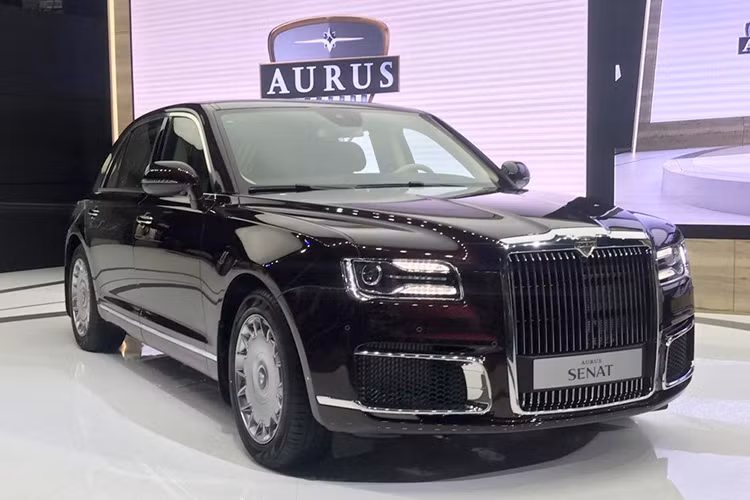 Cái tên Aurus được ghép từ hai từ khác nhau. Trong đó ‘’Au’’ được viết tắt từ ‘’Aurum’’, có nghĩa là ‘’vàng’’ trong tiếng Latin. ‘’Rus’’ còn lại viết tắt từ ‘’Russian’’ là nước Nga. Tương tự mẫu xe limousine mới của Tổng thống Nga, Aurus Senat phiên bản thương mại cũng được phát triển dựa trên cơ sở khung gầm dạng mô-đun do Nami phát triển.