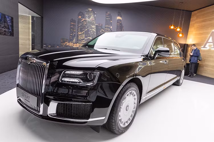 Vào ngày 23/8 vừa qua, thương hiệu xe sang "Xứ Bạch Dương" - Aurus đã chính thức khai trương Showroom trưng bày đầu tiên của hãng tại thủ đô Moscow trong sự hân hoan của giới chức, ban lãnh đạo và nhân dân nước Nga. Đáng chú ý nhất chính là sự xuất hiện của mẫu xe sang Aurus Senat mới, đối thủ của Rolls-Royce.