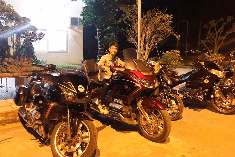 Theo anh Phương, chủ tiệm cắt tóc thì bên cạnh công việc thường ngày thì niềm đam mê chính của anh những chiếc môtô khủng. Hiện tại anh cũng là admin nhóm môtô Đông Triều, Quảng Ninh hiện có gần 30 thành viên
