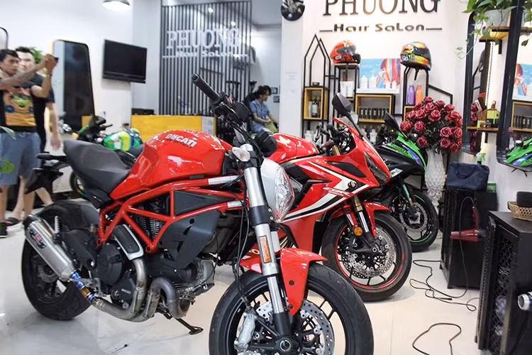 Phía sau được cho là mẫu Sportbike ăn khách Yamaha R15 V3.