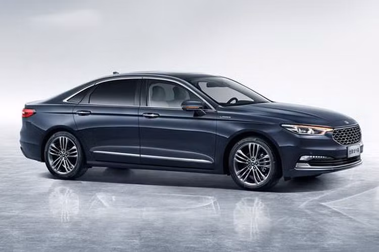 Về thiết kế, Ford Taurus 2020 mới nâng cấp đã được sửa đổi đáng kể, tổng thể xe trông hiện đại và hấp dẫn hơn, thân xe dài hơn và rộng hơn so với mẫu xe tiền nhiệm mặc dù trục cơ sở vẫn được giữ nguyên như trước.
