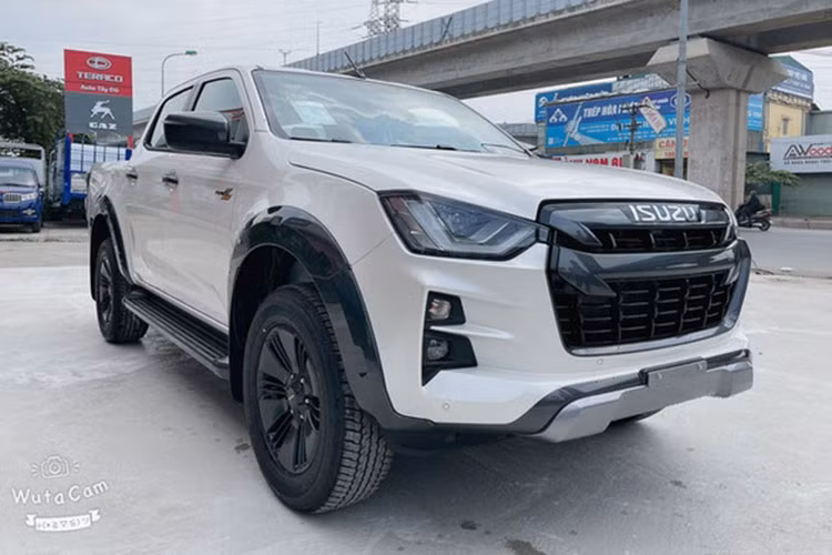 Theo thông tin từ website chính thức của Isuzu Việt Nam, mức giá xe Isuzu D-Max 2022 đã chính thức được cập nhật với 4 phiên bản như sau: D-Max Prestige 1.9 MT 4x2: 640 triệu đồng, D-Max Prestige 1.9 AT 4x2: 680 triệu đồng, D-Max Hi-Lander 1.9 AT 4x2: 750 triệu đồng và D-Max Type Z 1.9 AT 4x4: 870 triệu đồng.