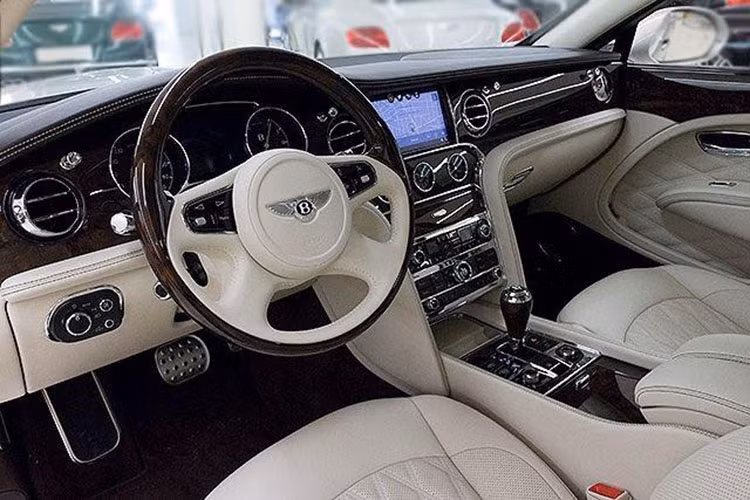 Bên trong khoang lái, chiếc Bentley Mulsanne Speed 2017 đầu tiên cập bến thị trường Việt Nam có "nội y" màu kèm đi kèm với những điểm nhấn như nhiều chi tiết ốp gỗ quý. Các chi tiết da sử dụng trên xe đều là loại da bò đực, ngoài ra, còn có loại gỗ óc chó để đảm bảo sự sang trọng cho một chiếc xe siêu sang.