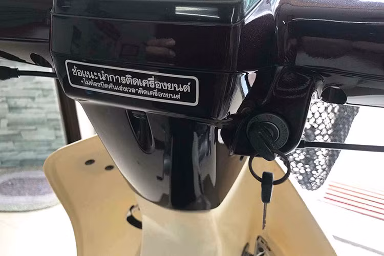 Từng chi tiết kim loại, sơn trên xe vẫn còn giữ được ánh sáng lấp lánh, không bị xỉn màu theo thời gian như những xe hoạt động nhiều. Thậm chí ở một vài nơi, dấu vành đánh giáp lai giữa các chi tiết bắt ốc cũng còn nguyên, chứng tỏ những bộ phận này chưa từng bị "đụng chạm".