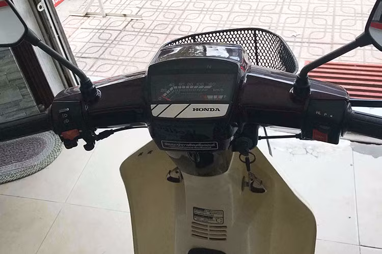 Do được chủ nhân đi ít và được dán nilon cẩn thận nên dàn nhựa của xe vẫn như mới. Chỉ có khu vực cạnh nút đề đã bị bạc màu do người dùng phải nhấn ngón cái. Ở phần đầu xe, các chi tiết vẫn còn nguyên tem Thái ổ khóa của chiếc xe vẫn được chủ nhân giữ gìn với hai chìa khoá theo xe.
