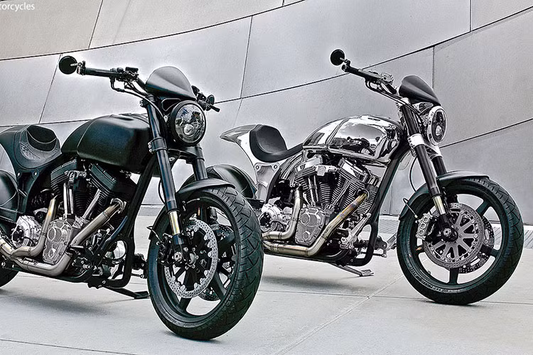 Cách đây khoảng 9 năm, Keanu Reeves đã gặp gỡ người bạn kỹ sư kiêm nhà thiết kế tự học Gard Hollinger tại một xưởng độ xe. Vào thời điểm đó, Keanu Reeves đang cần độ lại dựa lưng cho ghế hành khách phía sau trên chiếc cruiser của mình.