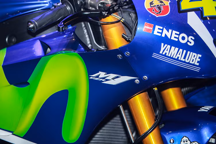 Phiên bản mới của chiếc xe đua MotoGP của Yamaha vẫn mang trên mình biểu tượng của nhà tài trợ Movistar nhưng được thay đổi một số họa tiết khác biệt so với phiên bản trước. Tông màu xanh-đen trên phiên bản mới thay thế cho tông xanh-trắng trên xe mẫu xe từng thi đấu của Rossi và Lorenzo ở mùa giải MotoGP 2016.