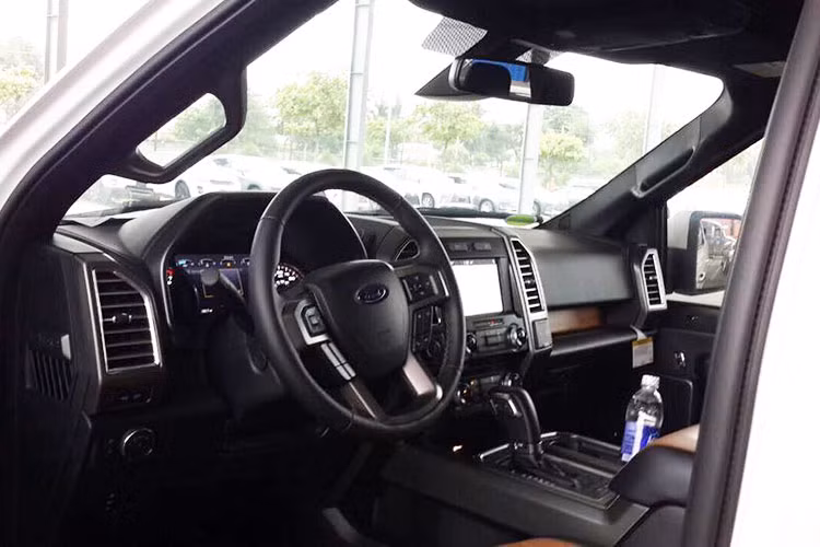 Bên trong nội thất của Ford F-150 Limited 2016 được trang bị các chi tiết được ốp bằng gỗ bạch đàn thật, ghế bọc da Mojave sang trọng, mặt cụm đồng hồ độc đáo và khâu chỉ thời trang trên bảng táp-lô.