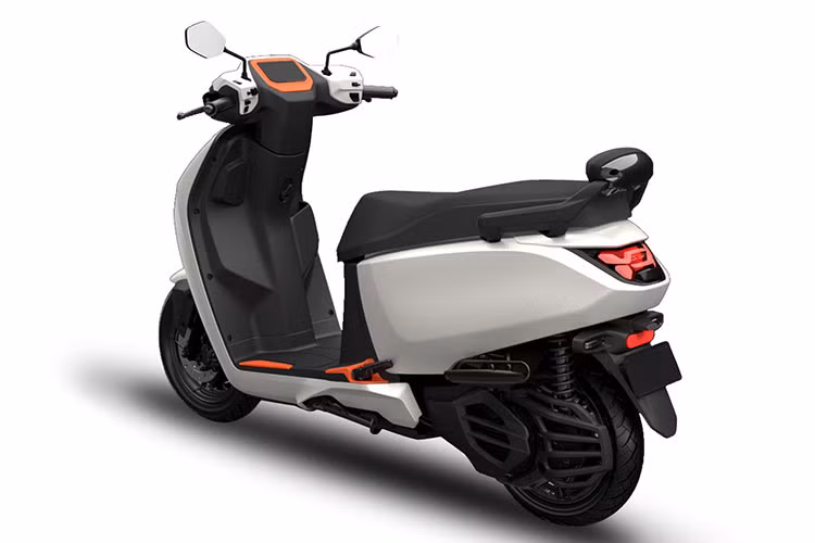 Mẫu xe máy điện này cũng được nhà sản xuất trang bị phanh đĩa cho phía trước và phanh tang trống cho phía sau đảm bảo an toàn khi vận hành.