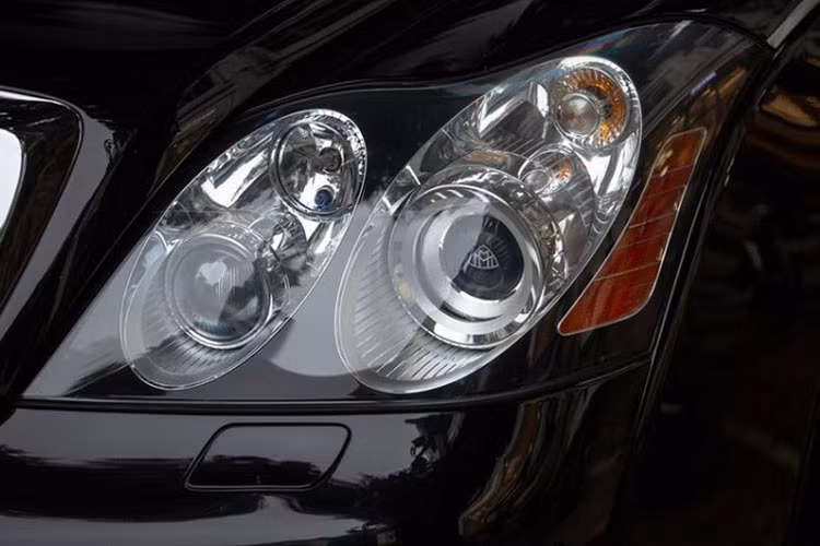 Một số thông tin ban đầu cho rằng, chủ nhân của chiếc xe siêu sang Maybach 62S đặc biệt này đã làm các thủ tục để xe tạm xuất sang Đức bảo dưỡng, thay nhiều đồ chơi mới ở ngoại hình.