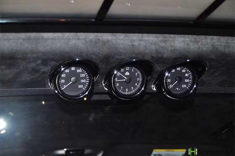 Ở Maybach 62S, khoang lái giữa hàng ghế trước và sau sẽ được chia cách bằng vách ngăn với da, ốp đá và kính trong suốt được tích hợp thêm rèm che để đảm bảo sự riêng tư cho người ngồi sau. Mặc dù là mẫu xe sản xuất cách đây cả chục năm nhưng các trang bị của xe khá hiện đại.