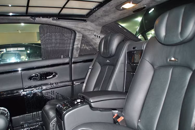 Maybach tập trung vào sự tiện nghị và đẳng cấp nhất ở hàng ghế sau cho các ông chủ. Ghế bọc da Nappa cao cấp và có chức năng đỡ chân chỉnh điện. Nó được trang bị dàn âm thanh đẳng cấp Bose đi kèm đầu DVD kết nối với 2 màn hình TFT 9,5 inch gắn sau lưng 2 hàng ghế trước. Ở giữa 2 hàng ghế là hộc đựng rượu champagne và bộ ly mạ bạc...