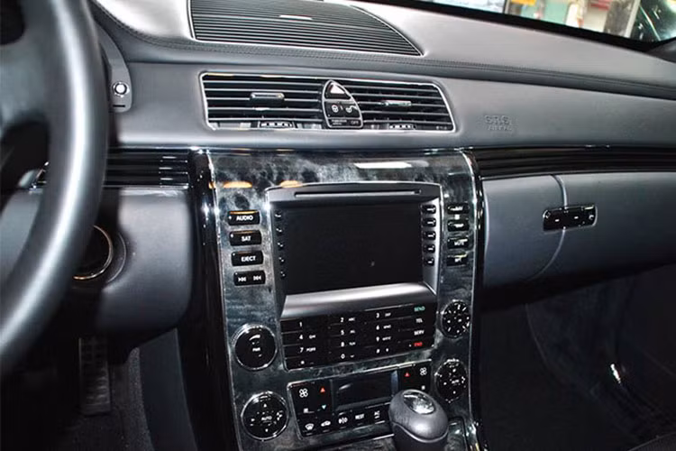 Những chiếc Maybach 62S nguyên bản đều có nội thất cực kỳ độc đáo khi được ốp đá mài bóng vân mây đẹp mắt. Loại đá này được ốp xung quanh bệ cần số, các trang bị trên xe như; nhớ trạng thái vô-lăng, ghế ngồi nhớ vị trí, điều hòa tự động 4 vùng độc lập và liên lạc với hàng ghế sau qua điện thoại nội bộ trang bị trong xe...