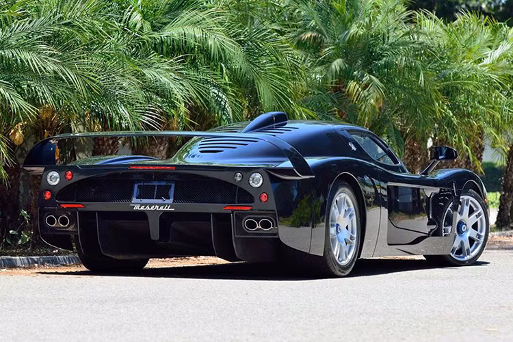 Chỉ có tổng cộng 50 chiếc được sản xuất và đây là chiếc Maserati MC12 duy nhất trên thế giới được sơn màu đen.