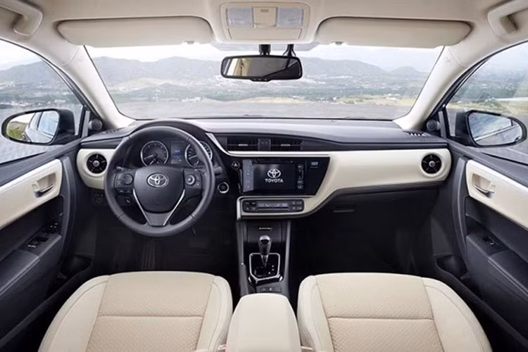 Bên trong nội thất, Toyota gần như không mang đến nâng cấp đáng kể nào về thiết kế cho Corolla 2017. Xe sở hữu bảng điều khiển trung tâm mới, thay đổi thiết kế nút bấm theo phong cách đơn giản. Điểm đặc biệt có lẽ đến từ việc nâng cấp chất liệu cũng như vật liệu cách âm mới.