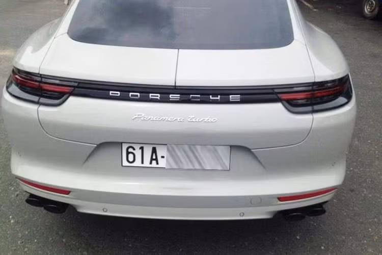Đi kèm là những tùy chọn đắt giá như la-zăng thể thao theo phong cách 911 Turbo Design với đường kính 21 inch, hệ thống đèn chiếu sáng dạng LED ma trận. Ngoài ra, chiếc Porsche Panamera Turbo 2017 còn được trang bị cặp ống xả thể thao cùng gói kích hoạt chế độ thể thao Sport Chrono Package dành riêng cho siêu xe này..