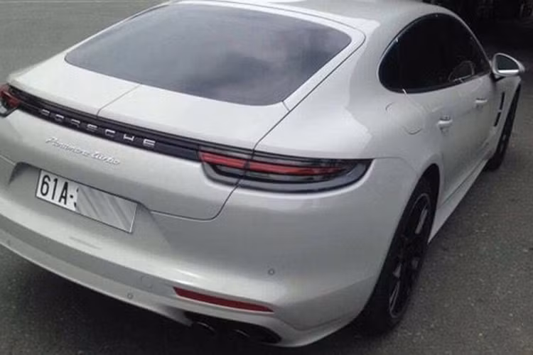 Chiếc Porsche Panamera Turbo 2017 trị giá 15 tỷ đồng tại Bình Dương thuộc sở hữu của một đại gia kinh doanh lĩnh vực gốm sứ cao cấp. Dựa vào những hình ảnh ghi lại cho thấy chiếc xe này mang ngoại thất trắng muốt được cho là đầu tiên có mặt tại thị trường Việt Nam