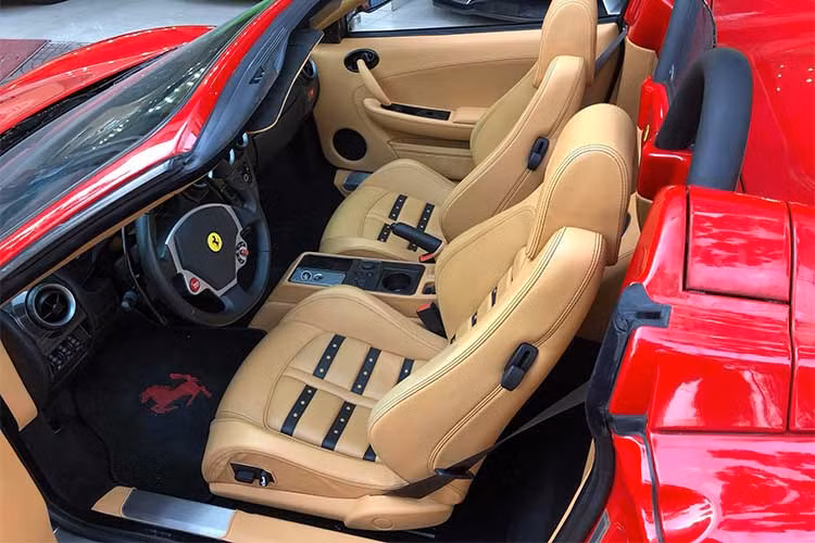 F430 được trang bị động cơ V8, 4.3 lít trong chương trình hợp tác giữa Ferrari và Maserati. Công suất cực đại đạt 490 mã lực và mô-men xoắn 465 Nm tại 5.250 vòng/phút. Xe có thể đạt tốc độ tối đa 315 km/h. Tăng tốc từ 0-100 km/h trong 4,1 giây.