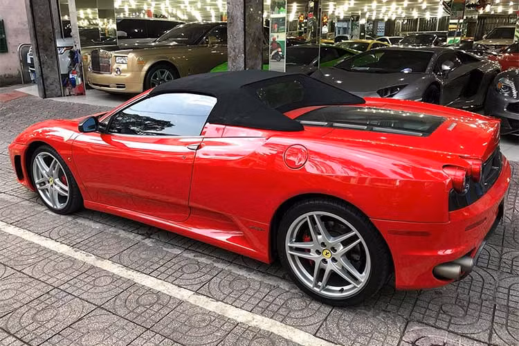 Đến nay, chỉ có khoảng trên dưới 10 chiếc Ferrari F430 ở Việt Nam, trong đó chỉ có 3 chiếc thuộc bản Spider (mui trần) được nhập về nhưng xuất hiện khá ít. Trong 5 năm được sản xuất (2004 - 2009), Ferrari F430 có một số biến thể như bản mui trần F430 Spider, F430 Challenge, F430 Scuderia... và cả những phiên bản xe đua. 