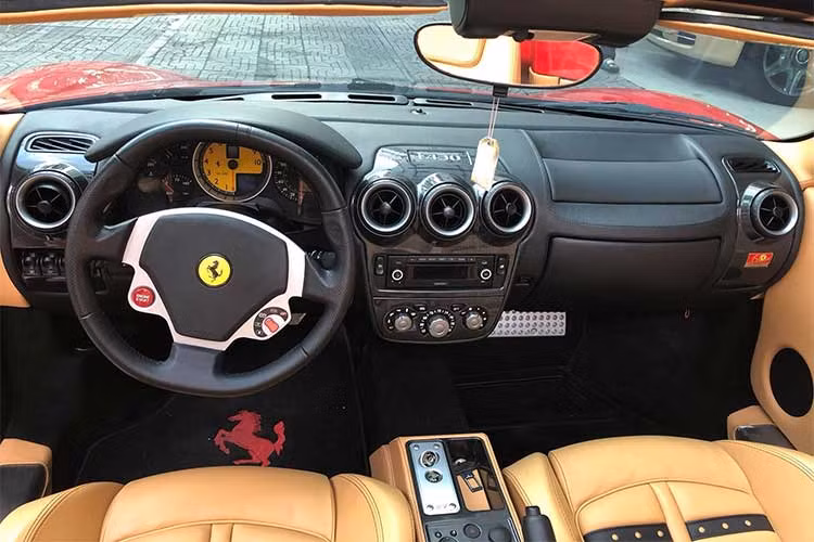 Nội thất của Ferrari F430 Spider chiếc đúng chất siêu xe khi chỉ tập trung vào người lái. Vô-lăng 3 chấu với lẫy sang số bản lớn phía sau. Trên vô-lăng có nút bấm khởi động Start/Stop và núm xoay chuyển chế độ lái. F430 không có cần số kiểu thông thường, mà dùng nút bấm.