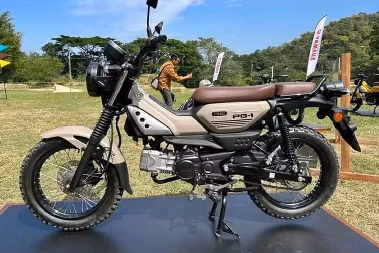 Xe máy Yamaha PG-1 2024 sở hữu kích thước dài x rộng x cao lần lượt là 1.980 x 805 x 1.050 (mm) và chiều dài cơ sở 1.280 mm. Chiều cao yên 795 mm và khoảng sáng gầm xe 190 mm. Trọng lượng xe ở mức 107 kg tính cả bình nhiên liệu dung tích 5,1 lít.