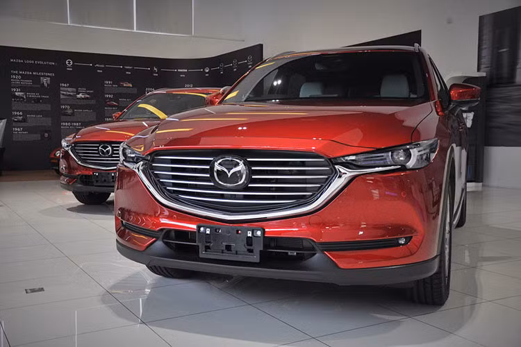 Mazda CX-8 2019 mới được giới thiệu lần đầu tại Nhật Bản vào tháng 09/2017. Sau hơn một năm ra mắt thế giới, mẫu xe này đã chính thức cập bến Malaysia, ra mắt thị trường Đông Nam Á hồi tháng 2/2019. Về ngoại hình, CX-8 mới gây ấn tượng với người dùng bởi ngoại hình có nét pha trộn giữa hai "người anh em" CX-5 và CX-9.
