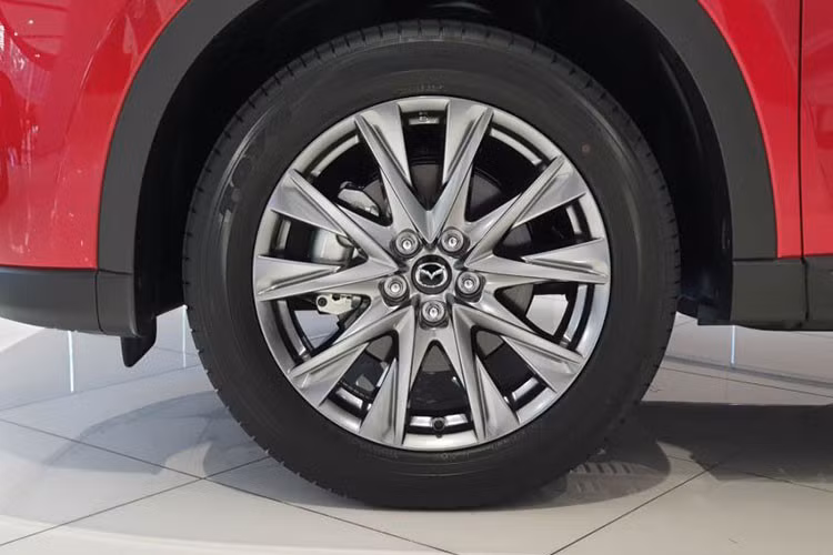 Về thông số kỹ thuật, tất cả các biến thể của mẫu xe SUV Mazda CX-8 nâng cấp gần như giống hệt nhau. Trong đó, cả 3 phiên bản của CX-8 sắp ra mắt thị trường Việt đều sẽ được trang bị mâm hợp kim kích thước 19 inch, đèn pha LED tự động, đèn sương mù LED, đèn hậu LED...