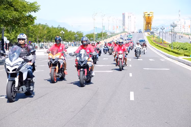 Dan xe Ducati ram ro 