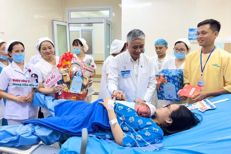 Vỡ òa chào đón những thiên thần nhỏ ra đời giao thừa Ất Tỵ Vo oa chao don nhung thien than nho ra doi giao thua At Ty