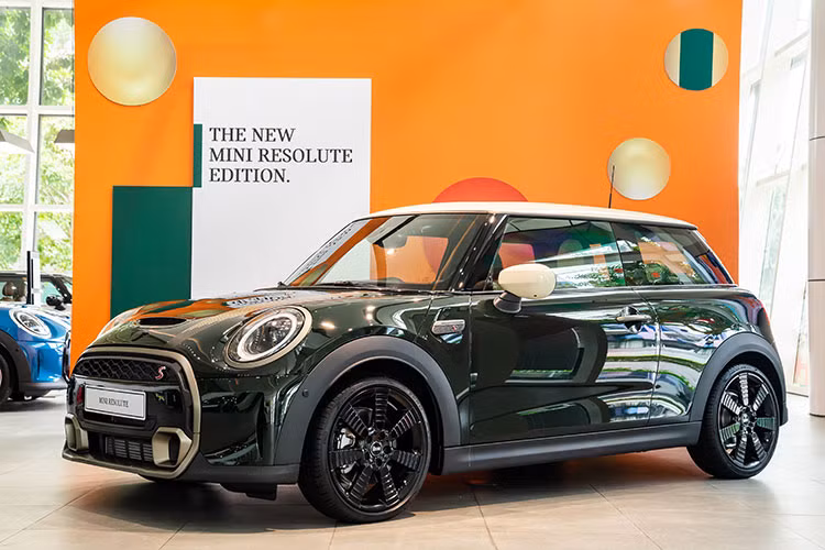 MINI châu Á và THACO Auto đã chính thức ra mắt phiên bản đặc biệt MINI Cooper S 3-Cửa Resolute Edition mới. Không chỉ sở hữu vẻ ngoài cá tính, mạnh mẽ và nổi bật hơn, Resolute Edition còn được cải thiện sức mạnh động cơ so với các phiên bản khác cùng dòng MINI Cooper.