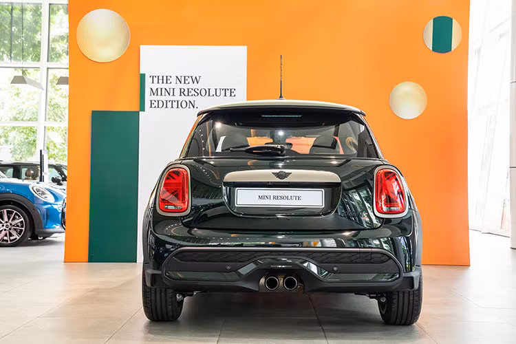 Kết hợp với động cơ là hộp số ly hợp kép 7 cấp Steptronic. Nhờ đó, MINI Cooper S 3-Cửa Resolute Edition mất 6,7 giây để tăng tốc từ vị trí xuất phát lên 100 km/h trước khi đạt tốc độ tối đa 235 km/h.