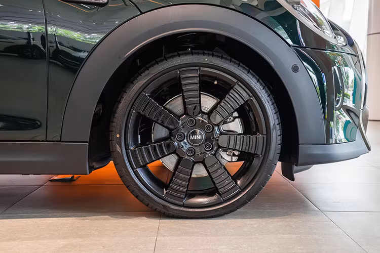 Nhìn chung, thiết kế của mẫu xe sang MINI Cooper S 3-Cửa Resolute Edition mới mang vẻ độc đáo đầy thu hút, vừa hiện đại vừa xen lẫn với nét cổ điển, được tối giản hóa, lược bỏ đi các chi tiết mạ crôm, giúp xe thanh thoát hơn. 