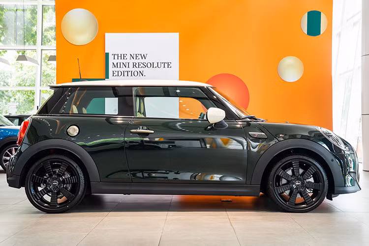 Về thiết kế ngoại thất, Cooper S 3-Cửa Resolute Edition lấy cảm hứng từ những mẫu xe đua nổi tiếng của MINI, mang phong cách thể thao kết hợp với vẻ cổ điển đặc trưng của thương hiệu xe Anh quốc.