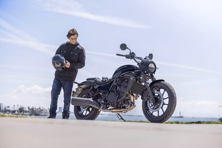 Ngày 15/09/2024 vừa qua, Kawasaki Việt Nam chính thức ra mắt Eliminator 500 phiên bản 2024. Nổi bật với vẻ ngoài lịch lãm, Kawasaki Eliminator 500 2024 mới có chiều cao yên trung bình chỉ khoảng 735mm nên phù hợp với vóc dáng người Việt Nam, các biker có chiều cao khoảng 1m6 cũng dễ dàng điều khiển chiếc xe này. 