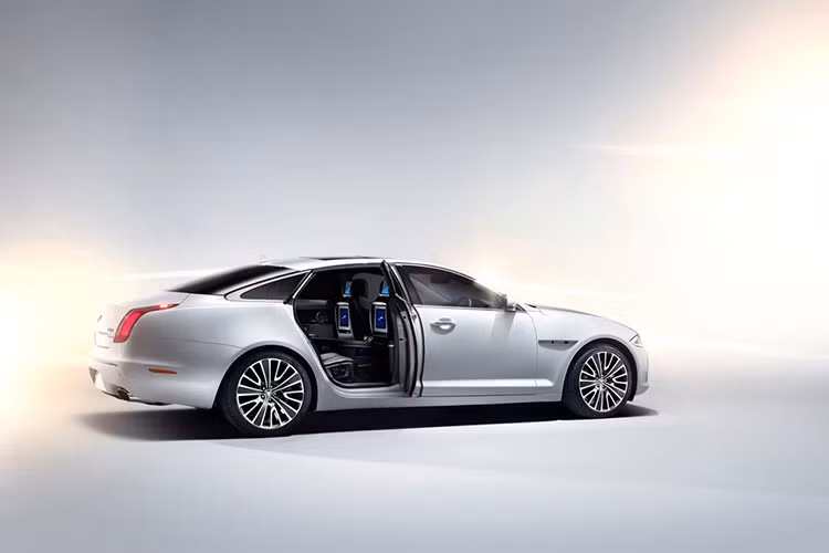 Về ngoại thất, Jaguar XJ mới sẽ sử dụng đèn pha LED đi cùng đèn hậu LED được tinh chỉnh lại, qua đó giúp mẫu xe này nổi bật hơn khi di chuyển trên đường.