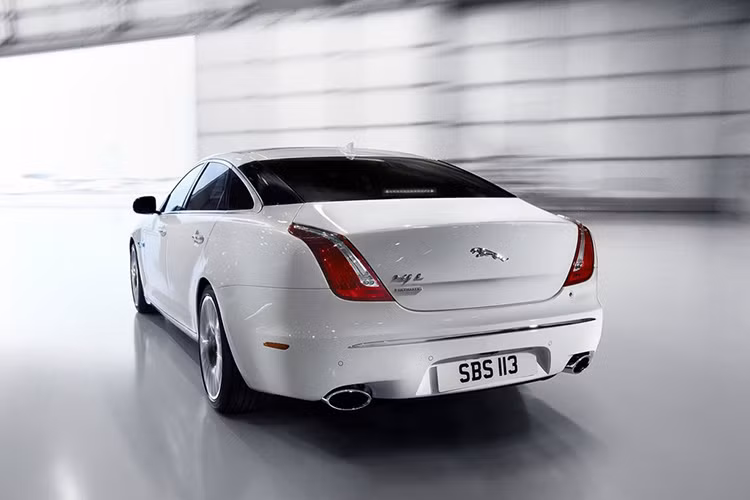 Xe có khả năng tăng tốc từ 0 lên 100km/h trong 5,9 giây. Các tuỳ chọn động cơ khác bao gồm động cơ V6 3.0L tăng áp công suất 251 kW hoặc động cơ V8 tăng áp công suất 375 hoặc 404 kW cho phiên bản XJR. 