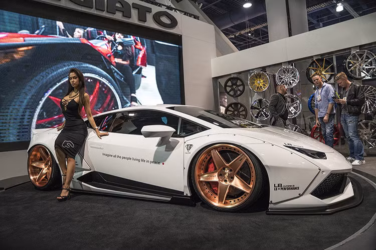 Sau khi hoàn thành, chiếc Lamborghini Huracan này với bộ bodykit của Liberty Walk trông chẳng khác nào một chiến binh trong siêu phẩm Star War đình đám chuẩn bị công chiếu.