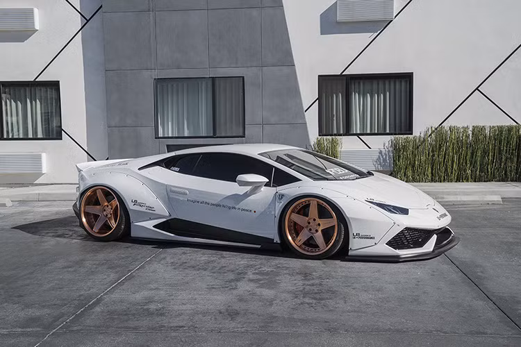 Siêu bò Lamborghini Huracan trắng muốt này đã được nâng cấp bởi gói độ thân xe của Liberty Walk, hãng độ đã quá nổi tiếng đến từ Nhật Bản.