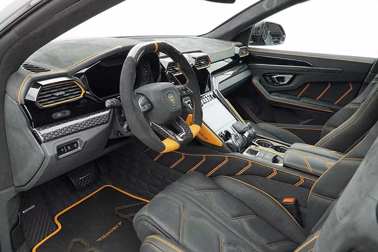 Bên trong xe, hầu hết là được bọc phủ lại bằng vật liệu cao cấp (da, Alcantara, sợi carbon...) và cách trang trí đặc trưng của Mansory. Đáng tiếc là chiếc SUV Lamborghini Urus độ này vẫn dùng khối động cơ xăng V8, tăng áp kép, dung tích 4.0 lít, cho công suất tối đa 650 mã lực và mô-men xoắn cực đại 850 Nm.