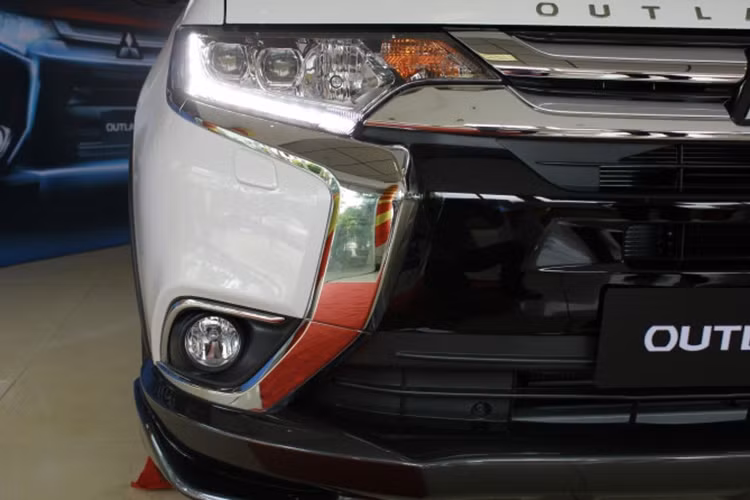 Mới đây, trao đổi với phóng viên, đại diện truyền thông của thương hiệu Mitsubishi Motors Việt Nam cho biết mẫu xe Outlander sẽ chính thức chuyển sang lắp ráp trong nước từ năm 2018. Hiện, hãng đã ngừng nhập khẩu mẫu xe này về nước và chỉ bán nốt lượng hàng còn tồn trong kho. 