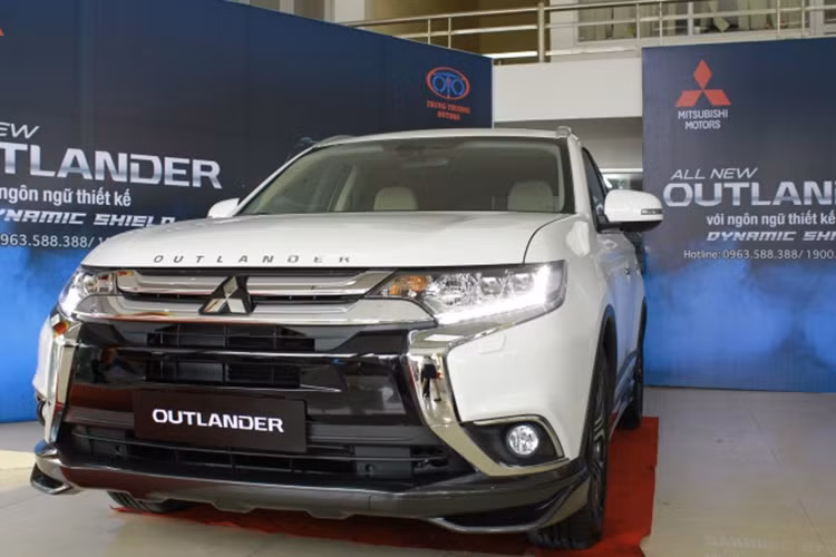Những chiếc Outlander phân phối chính hãng đều là phiên bản được nhập khẩu nguyên chiếc từ Nhật Bản. Chất lượng của xe nhập luôn được đánh giá cao. Tuy nhiên, đây cũng được xem là yếu tố chính khiến giá xe Outlander cao hơn các đối thủ khác lắp ráp trong nước.