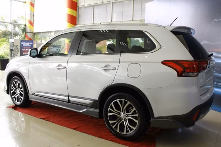 Tại nhiều đại lý của hãng xe ôtô Mitsubishi trên toàn quốc, lượng xe Outlander còn lại không nhiều, đặc biệt là phiên bản 2.0 trở nên khan hàng. Có đại lý vừa bán được chiếc Outlander 2.0 cuối cùng với giá thấp hơn 5 triệu đồng so với niêm yết. Số xe còn lại chủ yếu thuộc phiên bản 2.4.