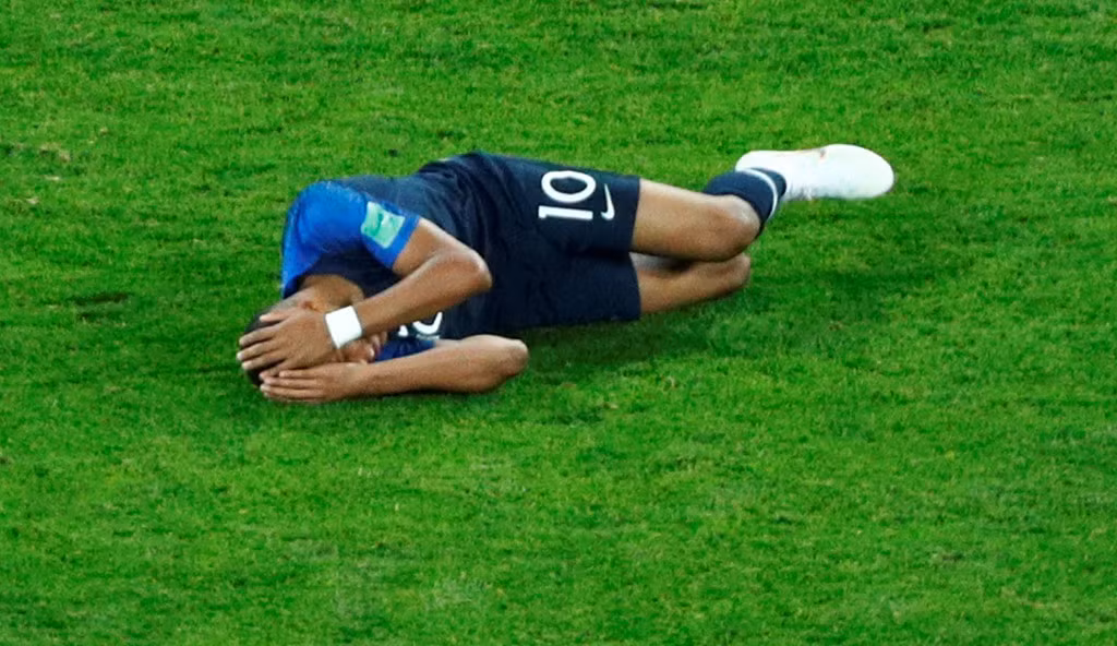 Mbappe tiếp tục nằm ra sân, nhưng lần này không có thẻ vàng nào cho anh và thay vào đó là một tấm thẻ cho Vertonghen. Những tình huống câu lỗi, nằm sân và ăn vạ của Mbappe ở khoảng thời gian cuối trận giúp Pháp kéo dài thời gian và nhanh chóng đi tới chiến thắng.