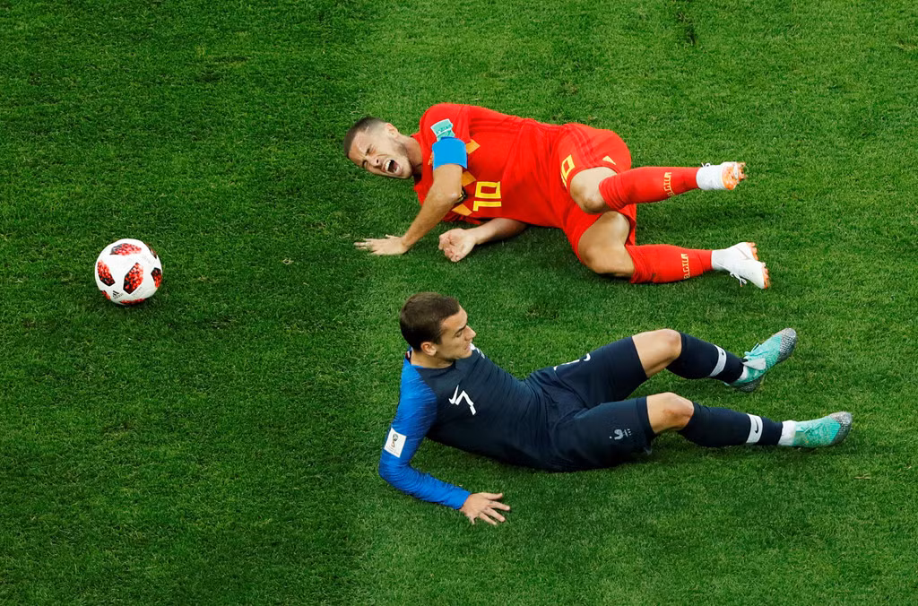 Vẫn có những pha đi bóng kĩ thuật nhưng Hazard không còn tạo ra sự nguy hiểm cho hàng phòng ngự của Pháp nữa. Các cầu thủ Pháp luôn sẵn sàng tặng anh những pha truy cản quyết liệt, thậm chí đến một tiền đạo như Griezmann cũng sẵn sàng phạm lỗi với Hazard.