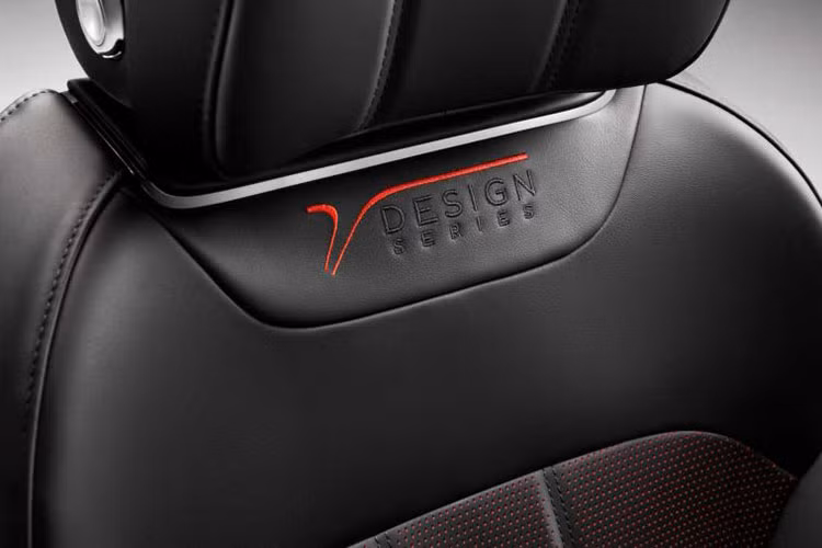 Tất nhiên, một chiếc xe sang trọng và cao cấp như Bentley Bentayga V8 Design Series không thể thiếu vật liệu sợi carbon được trang bị ở bên trong của nội thất xe. 