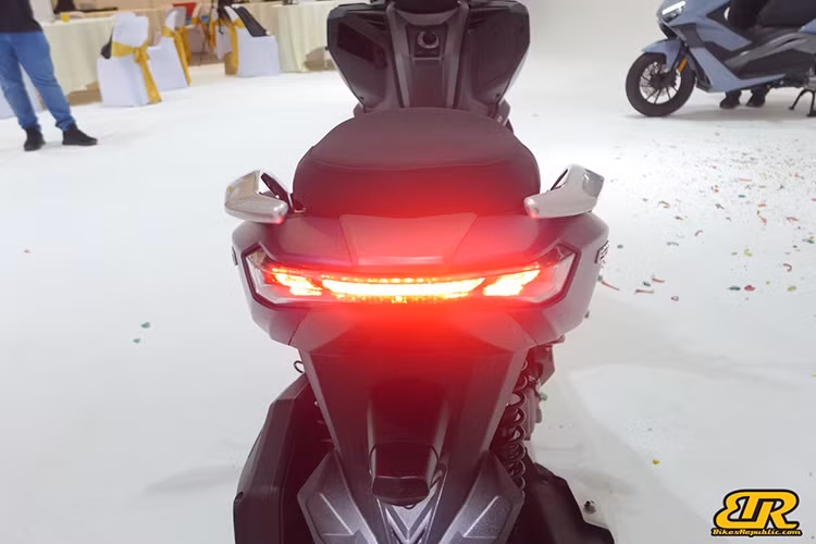 Về sức mạnh, WMoto ES250i 2025 thế hệ mới được trang bị động cơ 244cc, 1 xi-lanh, 4 thì, 4 van SOHC, làm mát bằng dung dịch. 