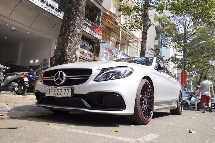 Mẫu xe sang hiệu suất cao được tay chơi phố núi thu nạp về garage vào đầu tháng 1/2017. Theo tìm hiểu thì chiếc xe được đưa về nước vào cuối tháng 9/2015 và đã từng qua một đời chủ, 2 tháng sau đó được bàn giao cho một tay chơi Sài thành và đến nay mới về tay Cường Đô la.