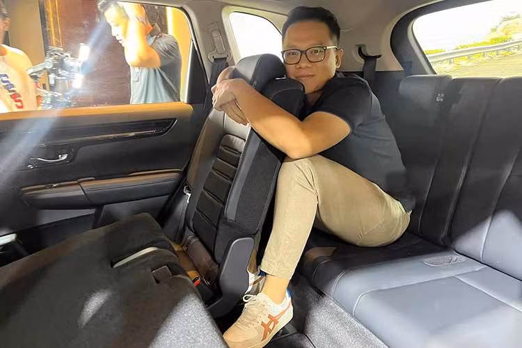 Nằm bên dưới nắp ca-pô của Honda CR-V 2024 tại Việt Nam là 2 tùy chọn động cơ. Đầu tiên là động cơ xăng 4 xi-lanh, tăng áp, dung tích 1.5L với công suất tối đa 188 mã lực và mô-men xoắn cực đại 240 Nm như cũ. Động cơ kết hợp với hộp số tự động biến thiên vô cấp CVT, hệ dẫn động cầu trước hoặc 4 bánh toàn thời gian, tùy phiên bản. Đây là lần đầu tiên mẫu xe này có hệ dẫn động AWD ở Việt Nam. 