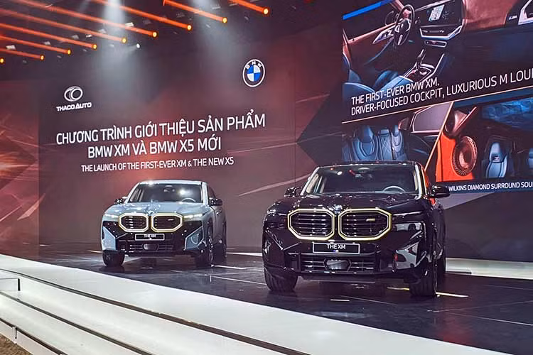 Mẫu SUV hạng sang BMW XM 2024 mới đã chính thức được giới thiệu với khách hàng Việt Nam, cùng với X5 nâng cấp. XM vốn là sản phẩm do thương hiệu xe hiệu suất cao M của hãng BMW phát triển và sản xuất. Đây cũng là mẫu xe điện hóa đầu tiên của thương hiệu M.